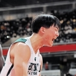 男子２回戦・報徳-桜丘　第３クオーター、バスケットカウントを決めてほえる報徳の西村