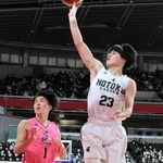 男子２回戦・報徳-桜丘　第１クオーター、シュートを放つ報徳の溝上（右）