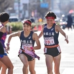 女子・西脇工の１区塩崎彩理（右）からたすきを受け走りだす２区飯塚菜月（撮影・中西幸大）