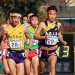 スタート直後から飛び出した男子・西脇工の１区長嶋幸宝（右）＝２５日、京都市のたけびしスタジアム京都