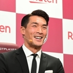 現役引退会見に臨む槙野智章＝２６日午後、神戸市兵庫区御崎町１、ノエビアスタジアム神戸（撮影・中西幸大）