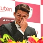 現役引退会見で、知人からのメッセージ動画に涙する槙野智章＝２６日午後、神戸市兵庫区御崎町１、ノエビアスタジアム神戸（撮影・中西幸大）