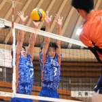 男子予選リーグ・兵庫－香川　第１セット、相手スパイクをブロックする兵庫の吉田（右）と高田