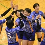 女子予選リーグ・兵庫－岡山　第１セット、馬場（中央）がスパイクを決め、喜び合う兵庫の選手たち