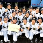 新型コロナ禍で高校野球生活を送った神戸弘陵学園高女子硬式野球部の３年生＝神戸市北区山田町小部の同校グラウンド