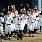 全日本女子硬式野球選手権で、いきいきとした表情を見せる神戸弘陵学園高ナイン＝１０月、松山市のマドンナスタジアム（同校提供）