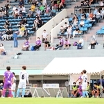 写真撮影が解禁された女子サッカー「なでしこリーグ」の試合会場＝姫路市中地、ウインク陸上競技場