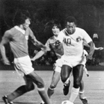 １９７６年９月、全日本選抜と対戦し、ゴール前に突進するニューヨーク・コスモスのペレさん（右）＝神戸市立中央球技場