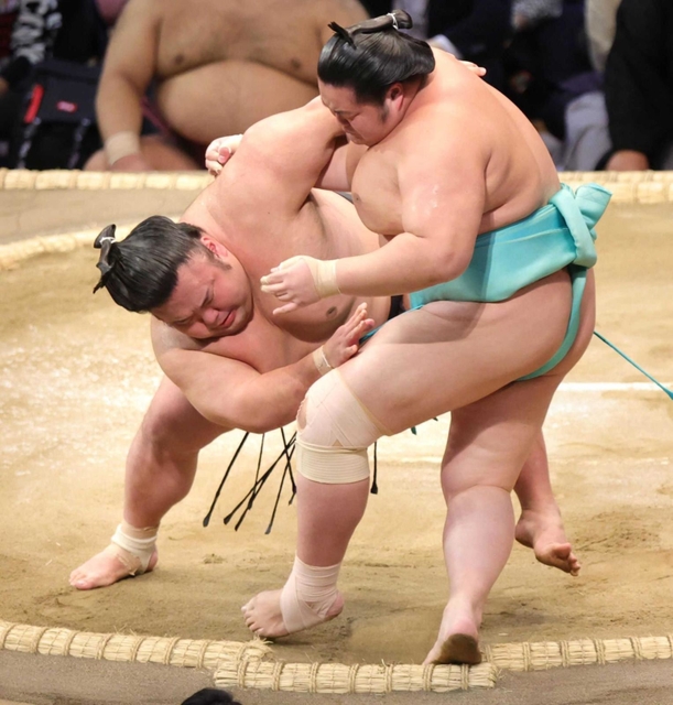 初場所で綱とりの期待がかかる大関貴景勝（左）＝11月14日、福岡国際センター