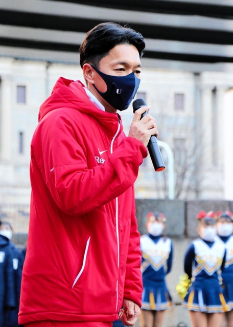 報告会であいさつする中央大の藤原正和監督＝東京都千代田区