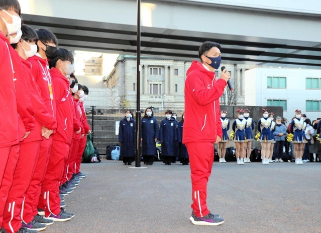 報告会であいさつする中央大の藤原正和監督(手前右)＝東京都千代田区