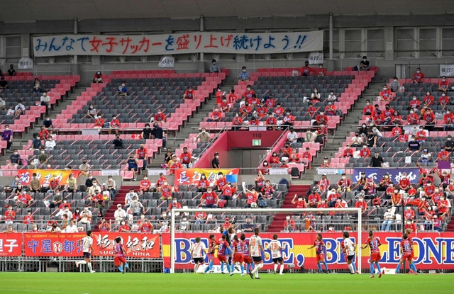 昨年９月のＷＥリーグ開幕戦では「みんなで女子サッカーを盛り上げ続けよう！！」という横断幕が掲げられた＝ノエビアスタジアム神戸