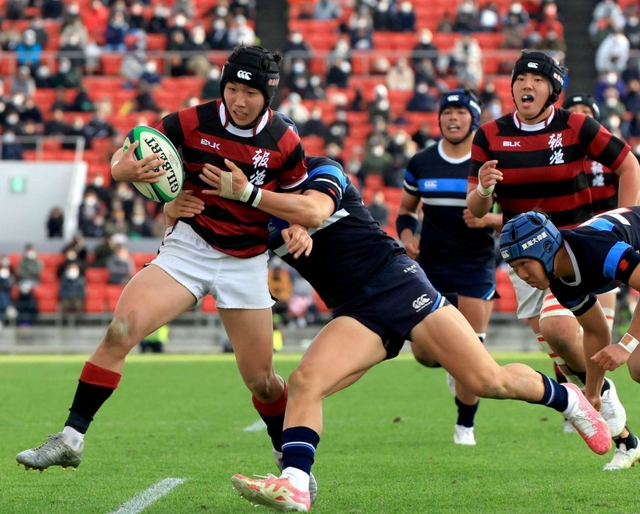 東海大大阪仰星-報徳　後半、スピード感ある突破で攻め込む報徳の伊藤（左端）＝大阪府東大阪市、花園ラグビー場