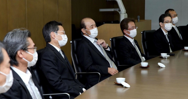 新年のあいさつに神戸新聞社を訪れた岡田彰布監督（中央）ら阪神タイガース幹部