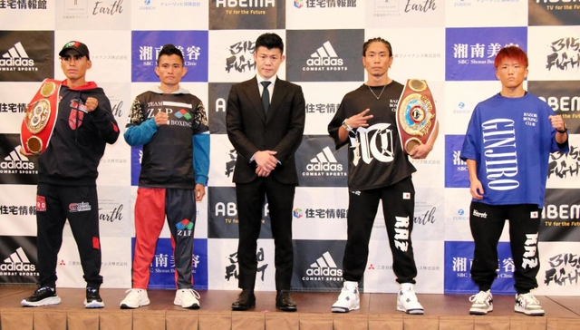 計量を終えた谷口将隆（右から２人目）や重岡銀次朗（右端）ら＝大阪市内