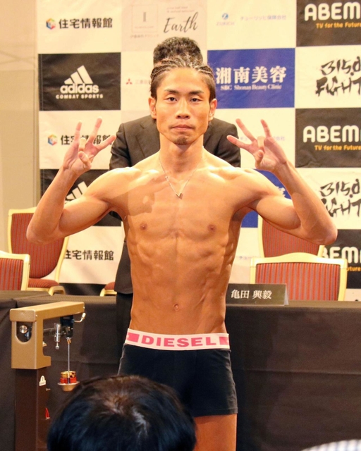 計量を一発パスした世界王者の谷口将隆＝大阪市内