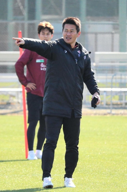 今季初の全体練習で選手に指示を出す神戸の吉田監督＝神戸市西区、いぶきの森球技場
