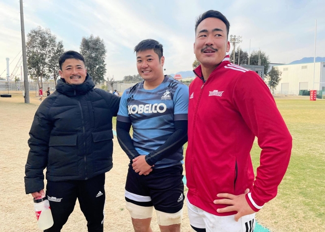 報徳の後輩たちにエールを送った（左から）神戸の日和佐、前田、井上＝神戸市東灘区御影浜町、神鋼灘浜グラウンド