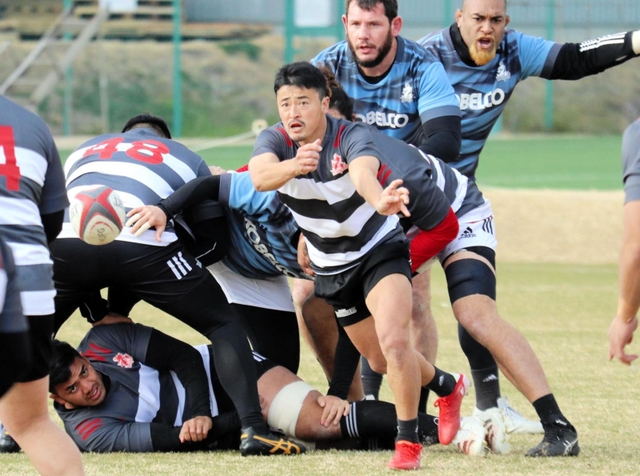 報徳で花園３回戦が最高だった神戸のＳＨ日和佐（中央）＝神戸市東灘区御影浜町、神鋼灘浜グラウンド