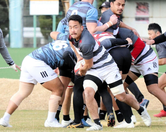 報徳で花園８強が最高だった神戸のフランカー井上（中央）＝神戸市東灘区御影浜町、神鋼灘浜グラウンド