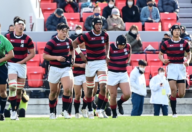 準決勝の天理戦に勝利し、決勝進出を果たした報徳の選手ら＝５日、大阪府東大阪市、花園ラグビー場