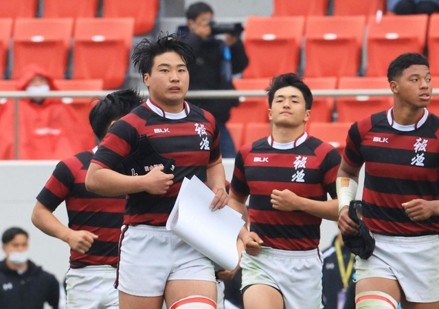 準優勝の表彰状を手に、客席の応援団にあいさつに向かう報徳の植浦慎仁主将（左）＝７日午後、大阪府東大阪市の花園ラグビー場