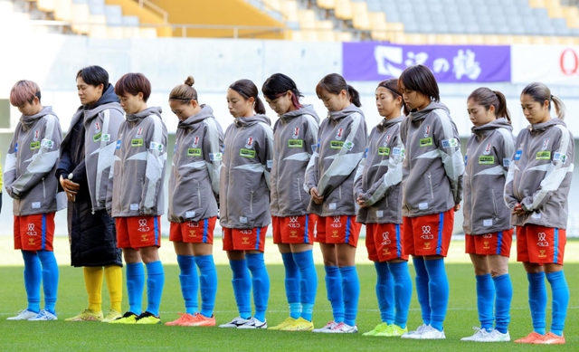 新潟との試合を前に、亡くなったペレさんに黙とうをささげるＩＮＡＣ神戸イレブン＝ノエビアスタジアム神戸