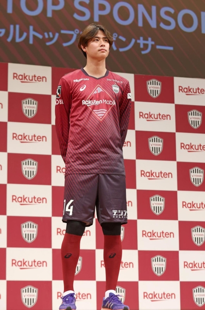 新加入選手の会見に合わせて発表されたＪ１神戸の新ユニフォーム。ＭＦ汰木選手らがサポーターの前で披露した＝８日午後、神戸市中央区港島中町６