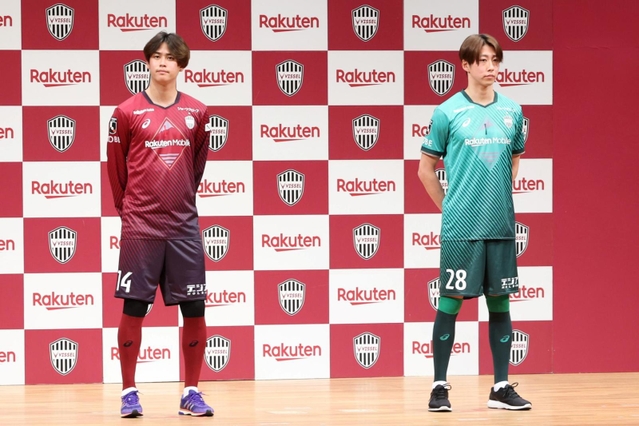 新加入選手の会見に合わせて発表されたＪ１神戸の新ユニフォーム。ＭＦ汰木選手（左）とＧＫ坪井選手がサポーターの前で披露した＝８日午後、神戸市中央区港島中町６