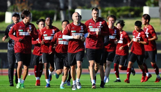 チームに合流したイニエスタ（中央）を先頭にランニングする神戸イレブン＝沖縄県西原町、西原町民陸上競技場（Ｃ）ＶＩＳＳＥＬ　ＫＯＢＥ