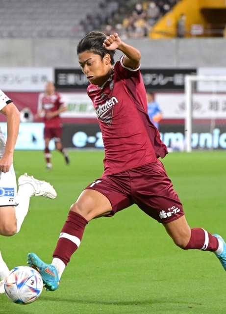 柏戦でプレーするＪ１神戸のＦＷ小田裕太郎＝７月３０日、ノエビアスタジアム神戸