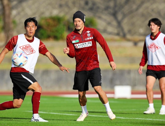 オフに体を絞り、今季への決意をみなぎらせる神戸のＭＦ山口蛍（中央）＝沖縄県西原町、西原町民陸上競技場（Ｃ）ＶＩＳＳＥＬ　ＫＯＢＥ