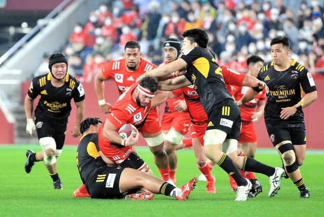 神戸-東京ＳＧ　前半、相手をかわし中央から突破する神戸のクッツェー（中央）＝ノエビアスタジアム神戸