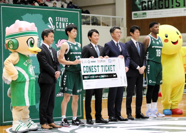 チケット贈呈式に臨む兵庫県の斎藤元彦知事（中央）ら＝西宮市立中央体育館