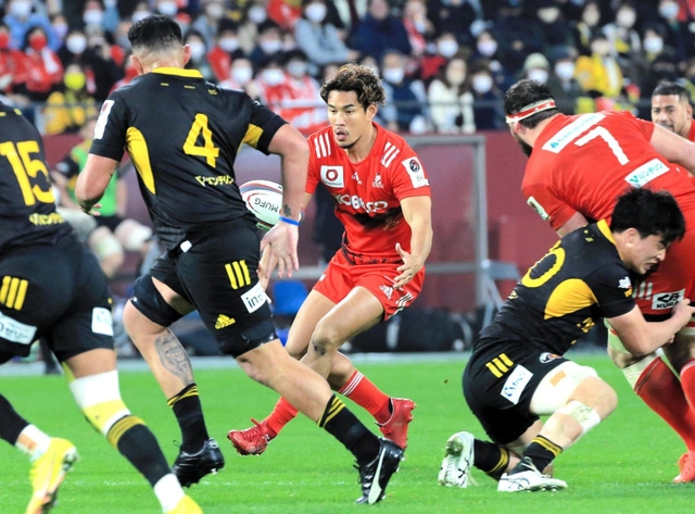 後半、走りながらボールを受ける神戸のＦＢ山中（中央）＝ノエビアスタジアム神戸（撮影・中西大二）