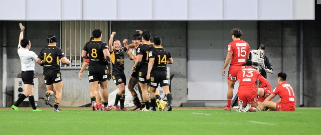 後半、トライを許し、肩を落とす神戸の選手たち＝ノエビアスタジアム神戸（撮影・中西大二））