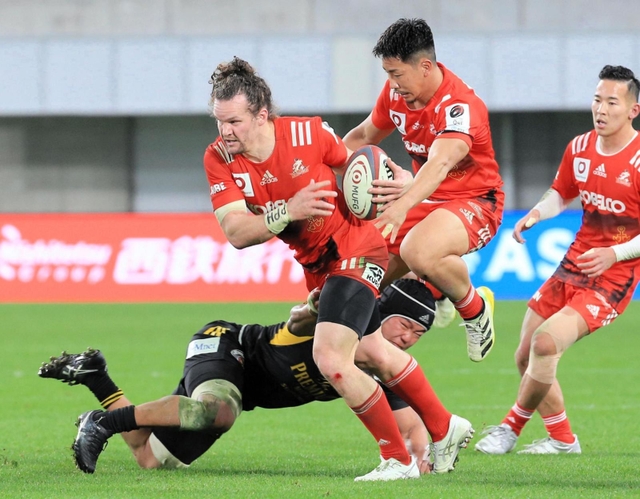 後半、相手を振り切り突進する神戸のリトル＝ノエビアスタジアム神戸（撮影・中西大二）