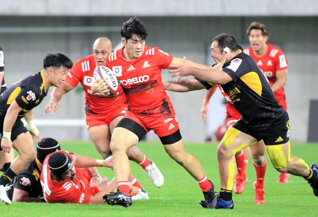 後半、相手選手をかわして走り込む神戸の王＝ノエビアスタジアム神戸（撮影・中西大二）