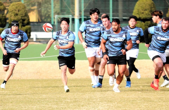 神鋼灘浜グラウンドで練習する神戸の選手たち。阪神・淡路大震災で液状化した面影はない＝６日午後、神戸市東灘区御影浜町