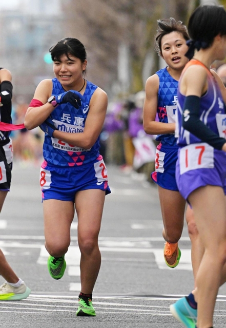 兵庫の１区永長里緒（右）からたすきを受け走り出す２区石松愛朱加＝１５日午後、京都市北区
