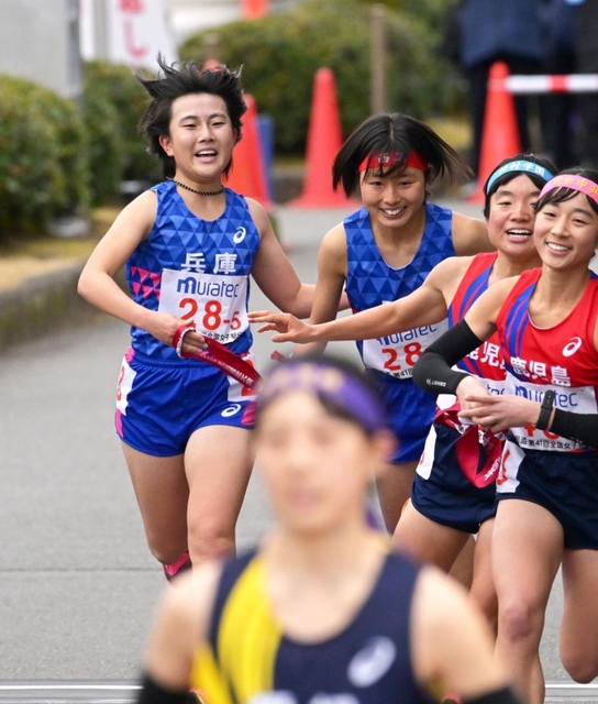兵庫の５区大西文香（左）からたすきを受け取り走り出す６区塩崎彩理（左から２人目）＝京都市内