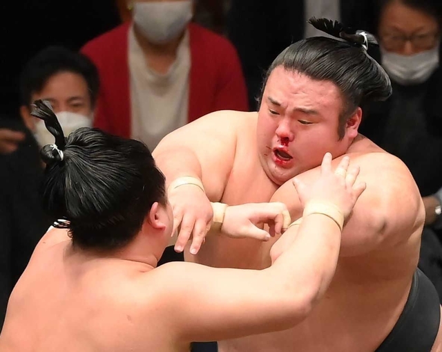 流血しながら錦富士（左）に攻め込む貴景勝＝15日、両国国技館