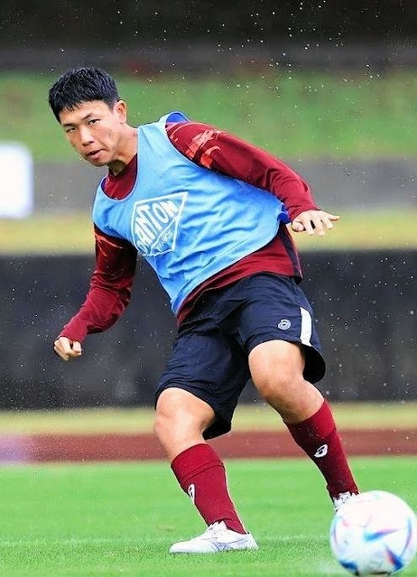 ポルトガルでの試練を経て、神戸での活躍を期すＦＷ川崎修平（右）＝沖縄県西原町、西原町民陸上競技場ⓒＶＩＳＳＥＬ　ＫＯＢＥ