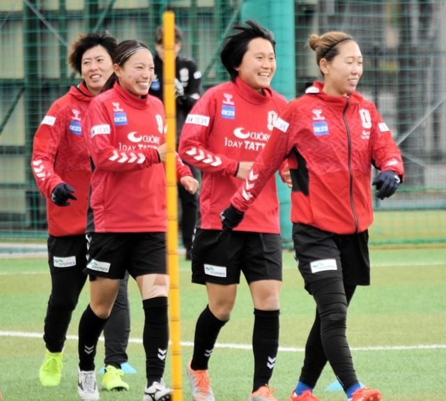 ＩＮＡＣ神戸に期限付きで加入した小山史乃観（右から２人目）＝１月２０日、神戸市東灘区の神戸レディースフットボールセンター