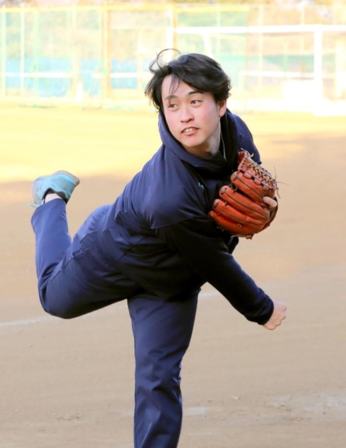 母校のグラウンドで汗を流す橋本達弥＝長田高校
