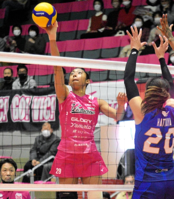 姫路－トヨタ車体　第１セット、得点を狙う姫路の宮部