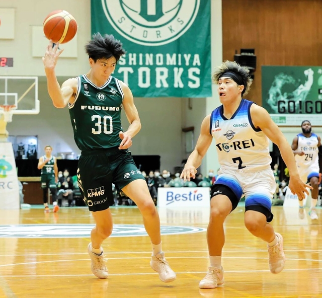 西宮-東京Ｚ　第２クオーター、ノールックパスを出す西宮の金田（左）（Ｃ）B.LEAGUE
