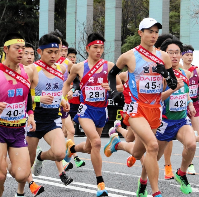 スタートする兵庫の１区長嶋幸宝（２８）＝２２日午後、広島市の平和記念公園前