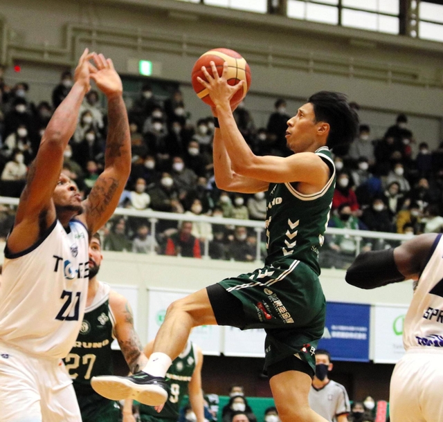 西宮-東京Ｚ　第１クオーター、ドライブからシュートを狙う西宮の渡辺（右）