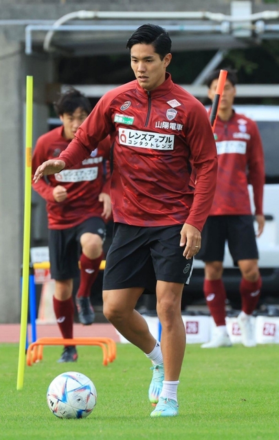 20日の公開練習で軽快な動きを見せた神戸の武藤＝沖縄県西原町、西原町民陸上競技場